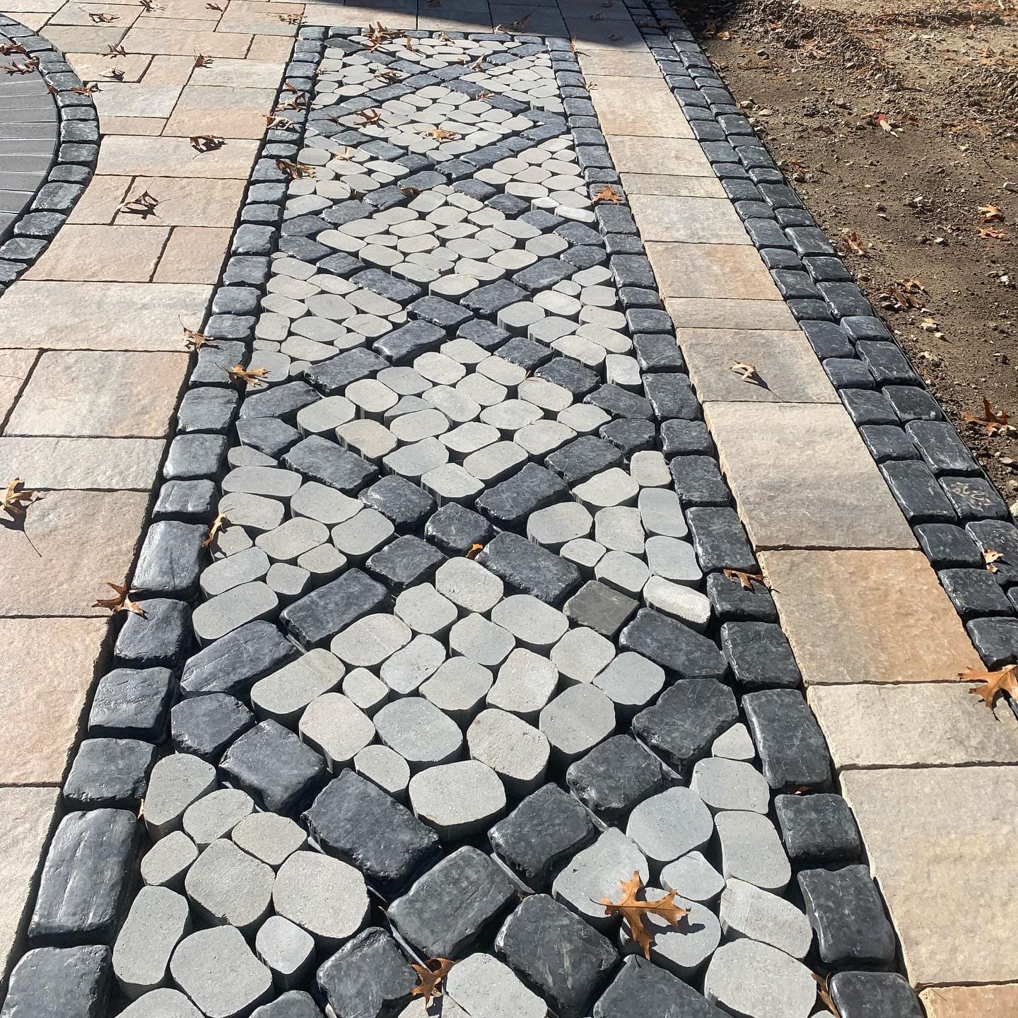 Decorative cobble paver pattern